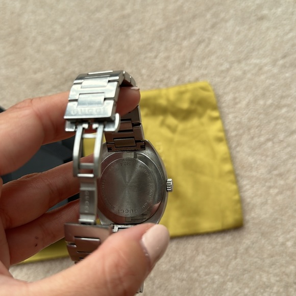 Gucci unisex watch. 7/10 use. No box included is Gucci dust bag - Picture 6 of 9